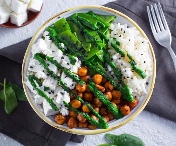Bowl de arroz con pesto de espinacas