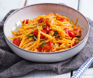 Pasta con tomates cherry y gambas