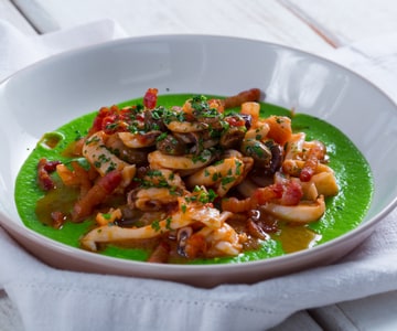 Sepias con guisantes y panceta