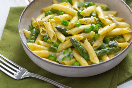 Garganelli con espárragos y gorgonzola