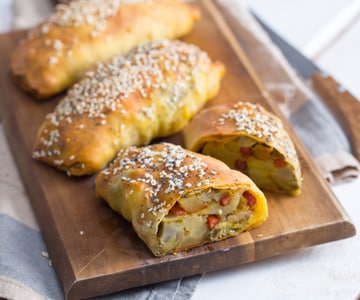 Mini strudel salados con alcachofas, patatas y speck