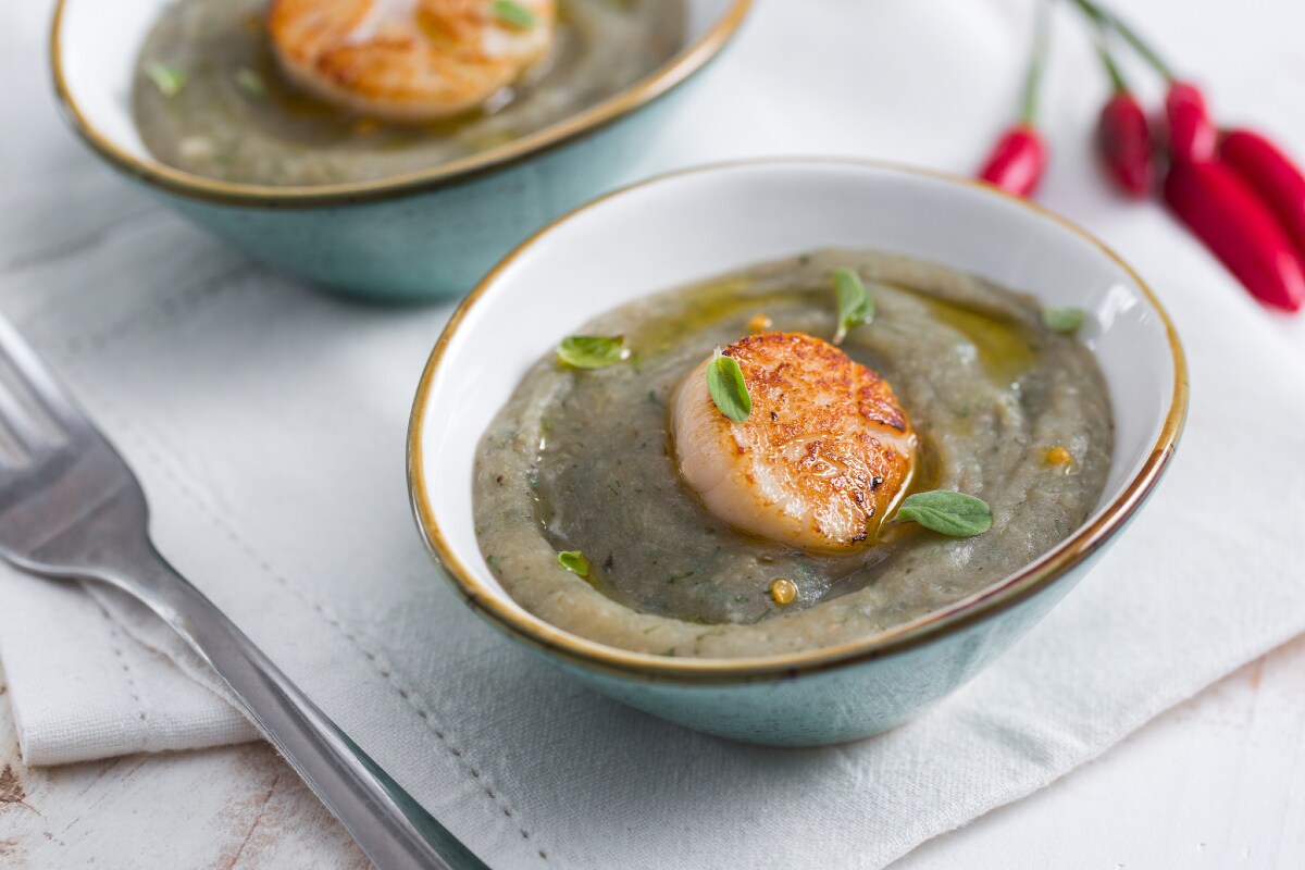 Vieiras sobre crema de alcachofas y hierbas aromáticas