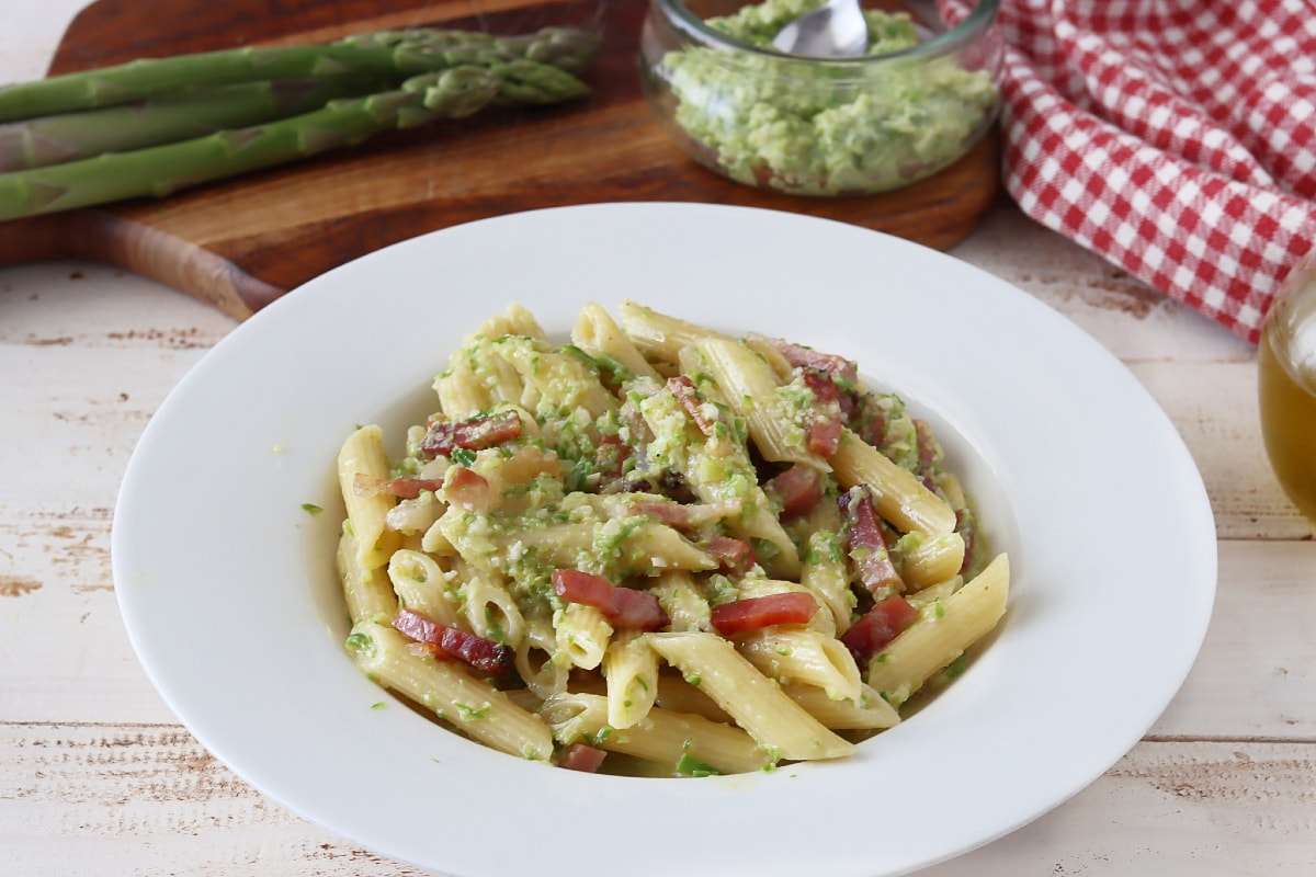 Pasta con pesto de espárragos y speck