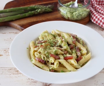 Pasta con pesto de espárragos y speck