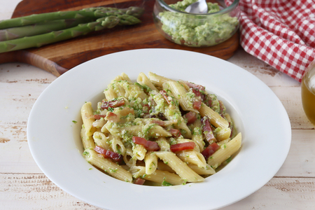 Pasta con pesto de espárragos y speck