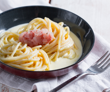 Espaguetis con salsa de Monte Veronese y tártara de lubina