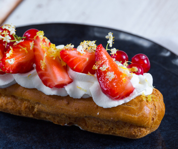 Éclair de crema con nata