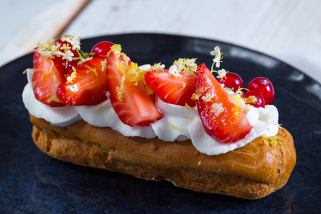 Éclair de crema con nata