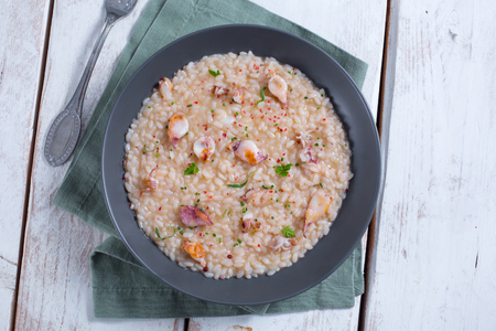 Risotto con calamares y hierbas