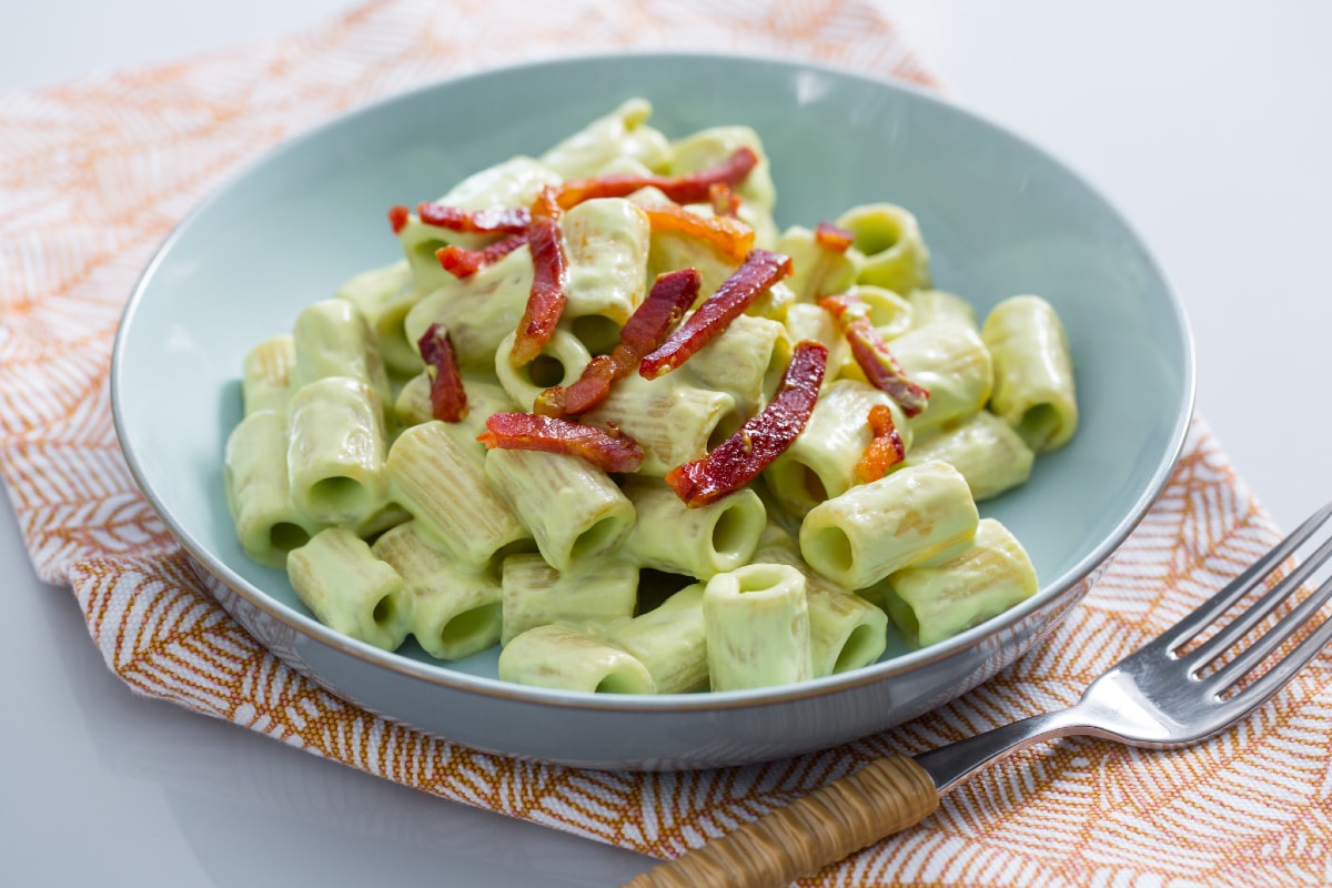 Pasta con pesto de calabacín, ricotta y speck