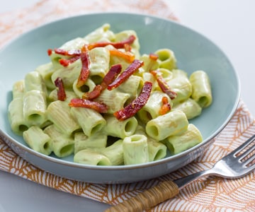 Pasta con pesto de calabacín, ricotta y speck