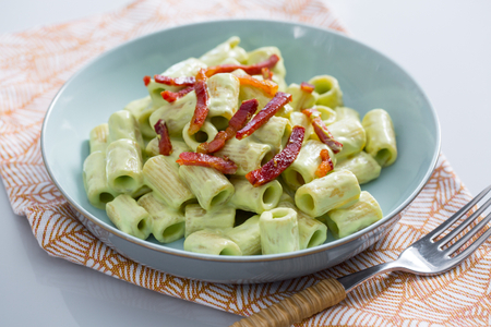 Pasta con pesto de calabacín, ricotta y speck