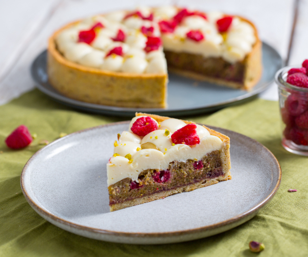 Tarta de pistacho con namelaka de yogur