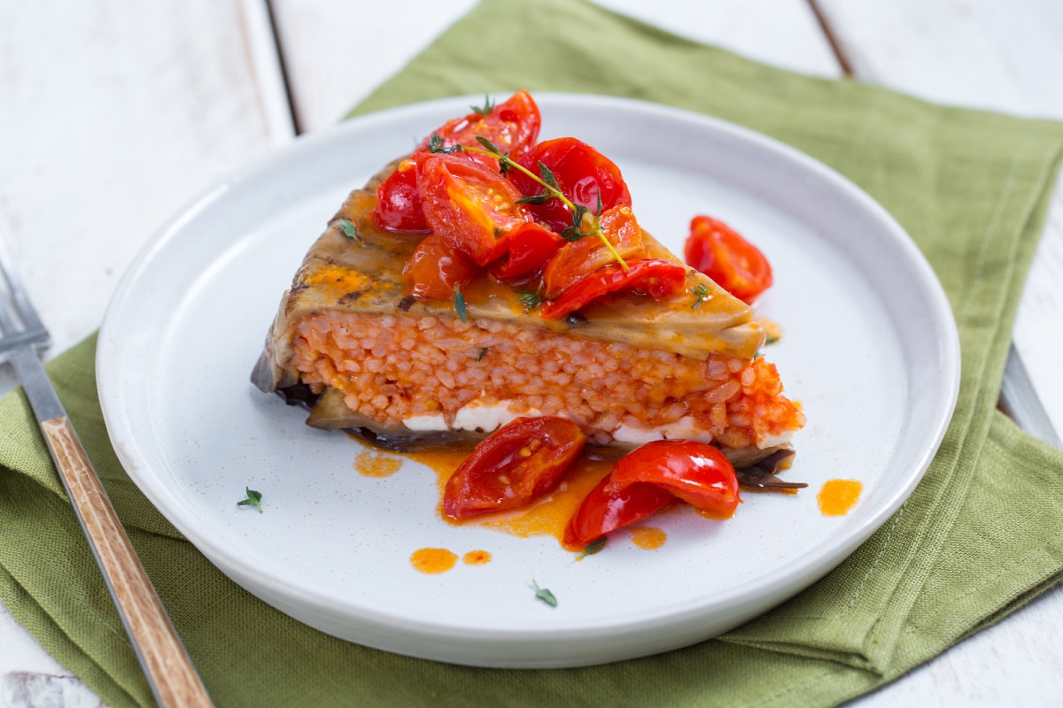 Timbal de arroz con berenjenas y tomates