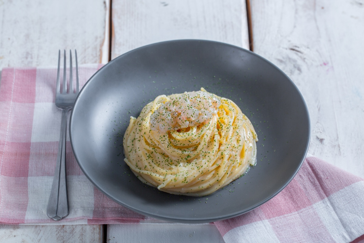 Espaguetis con limón asado y cigalas