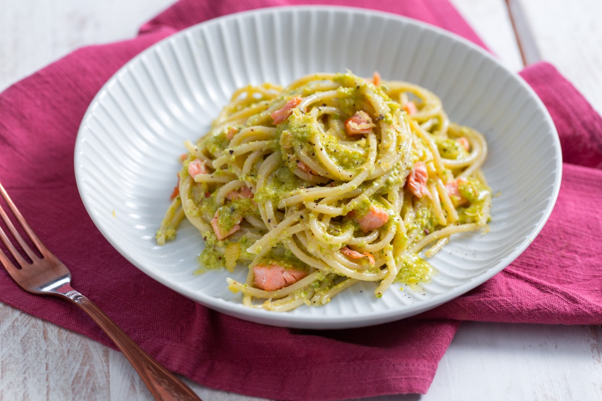 Pasta con pesto de pistachos y salmón