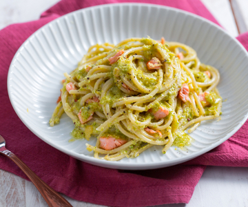 Pasta con pesto de pistachos y salmón
