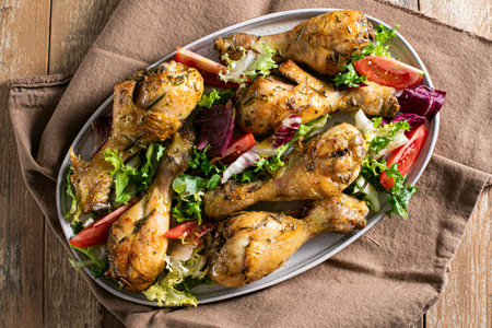 Muslos de pollo dorados en freidora de aire