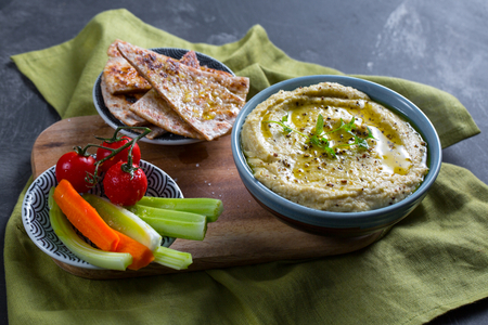 Hummus con tallos de alcachofa