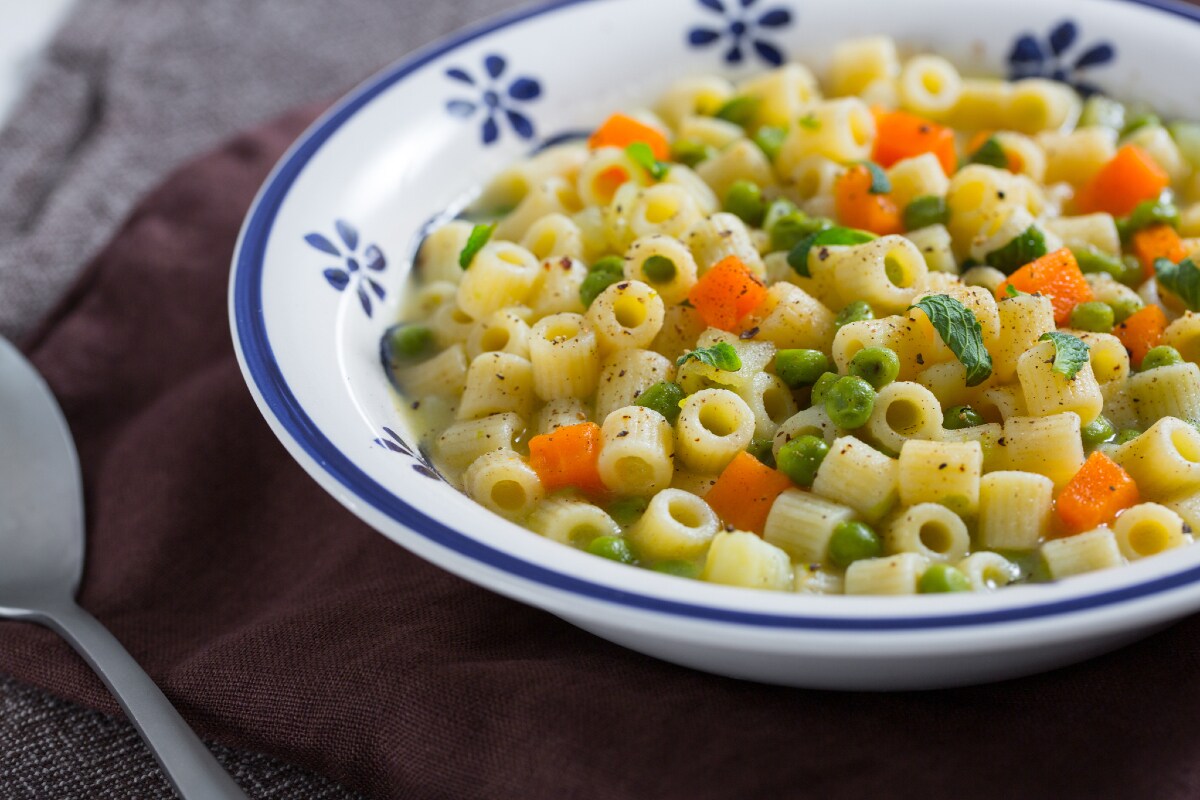 Sopa de pasta, patatas y guisantes