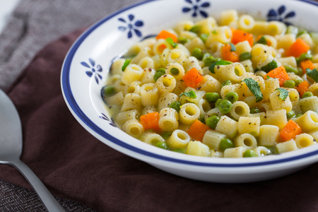 Sopa de pasta, patatas y guisantes