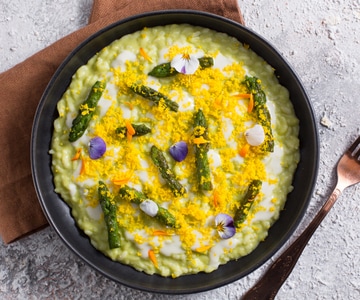 Risotto con crema de espárragos y migas de yema