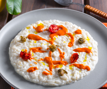 Risotto con burrata, alcaparras y tomatitos