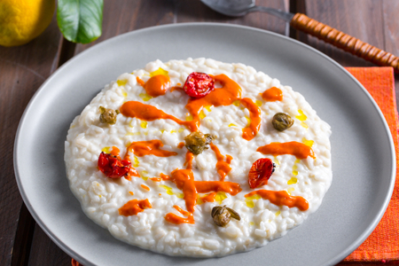 Risotto con burrata, alcaparras y tomatitos