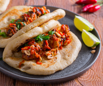 Brochetas de pollo con pita