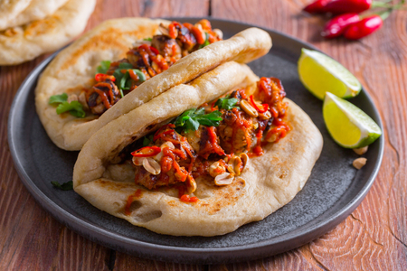 Brochetas de pollo con pita