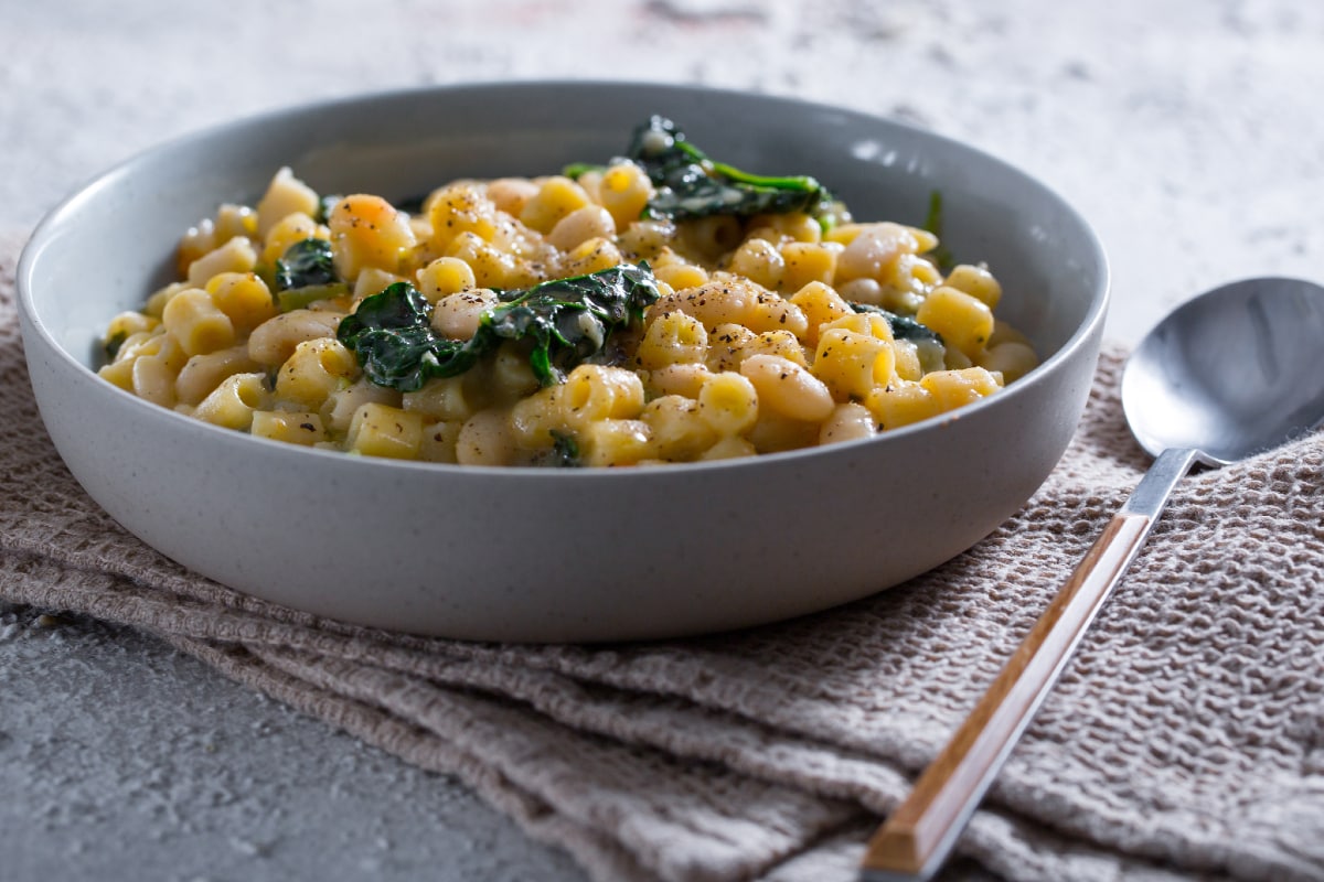 Pasta y judías con col negra