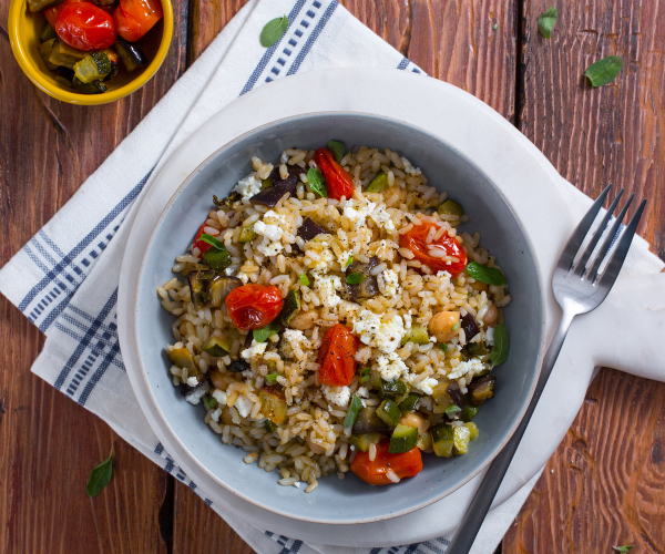 Arroz templado con garbanzos, verduras asadas y feta