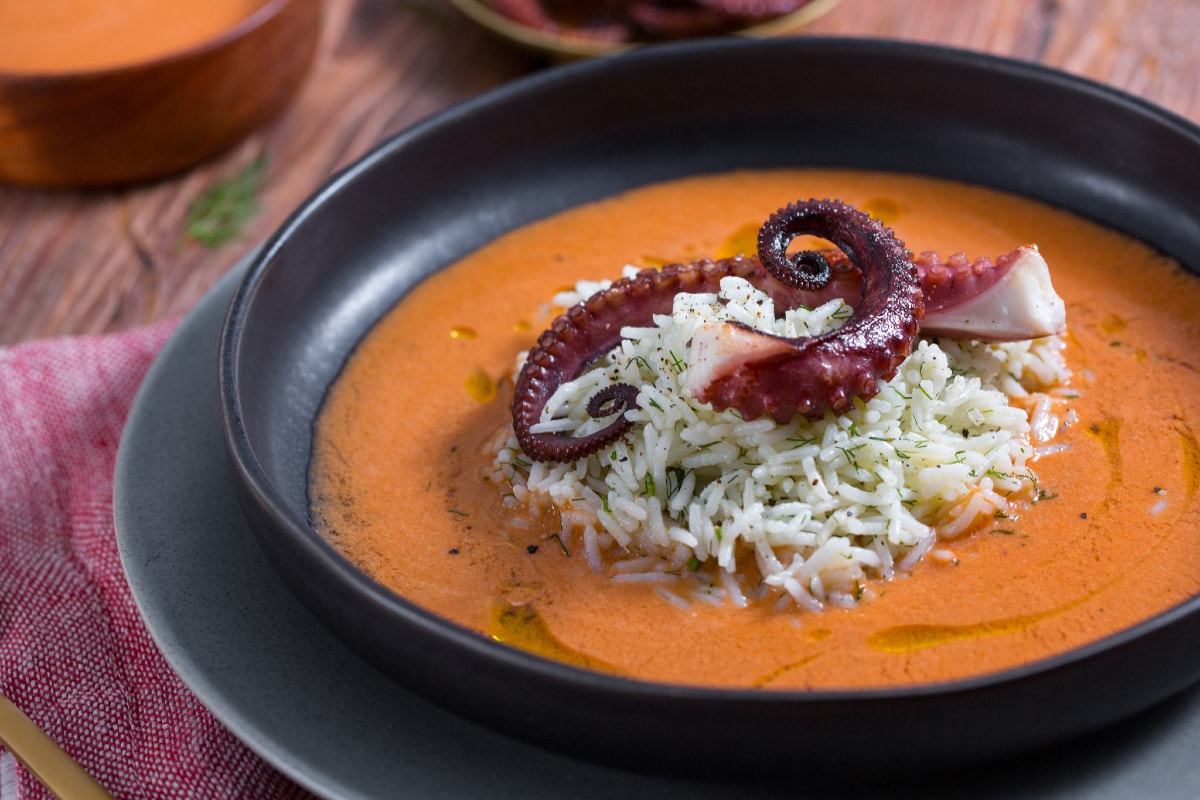 Gazpacho de pimientos con basmati y pulpo