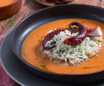 Gazpacho de pimientos con basmati y pulpo