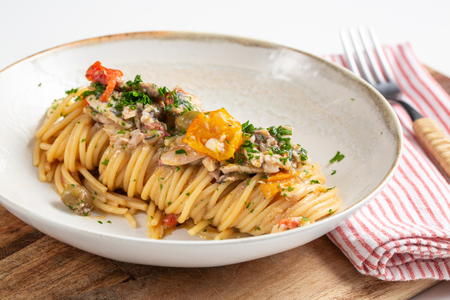 Pasta con pescado humilde