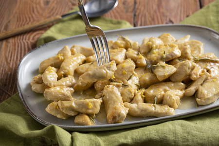 Tiritas de pollo al limón