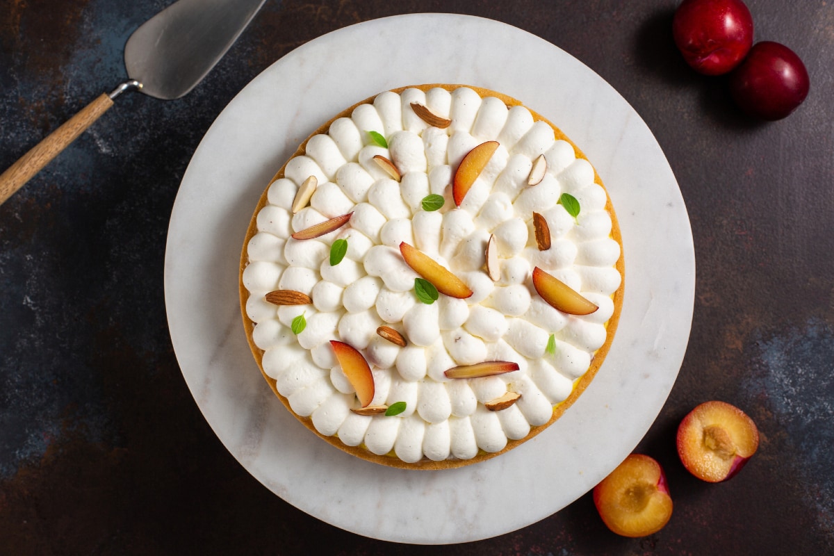 Tarta con crema pastelera de almendras, chantilly y ciruelas