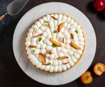 Tarta con crema pastelera de almendras, chantilly y ciruelas