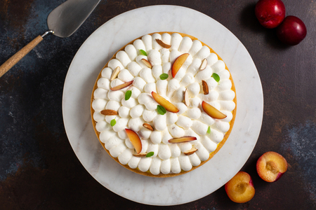 Tarta con crema pastelera de almendras, chantilly y ciruelas