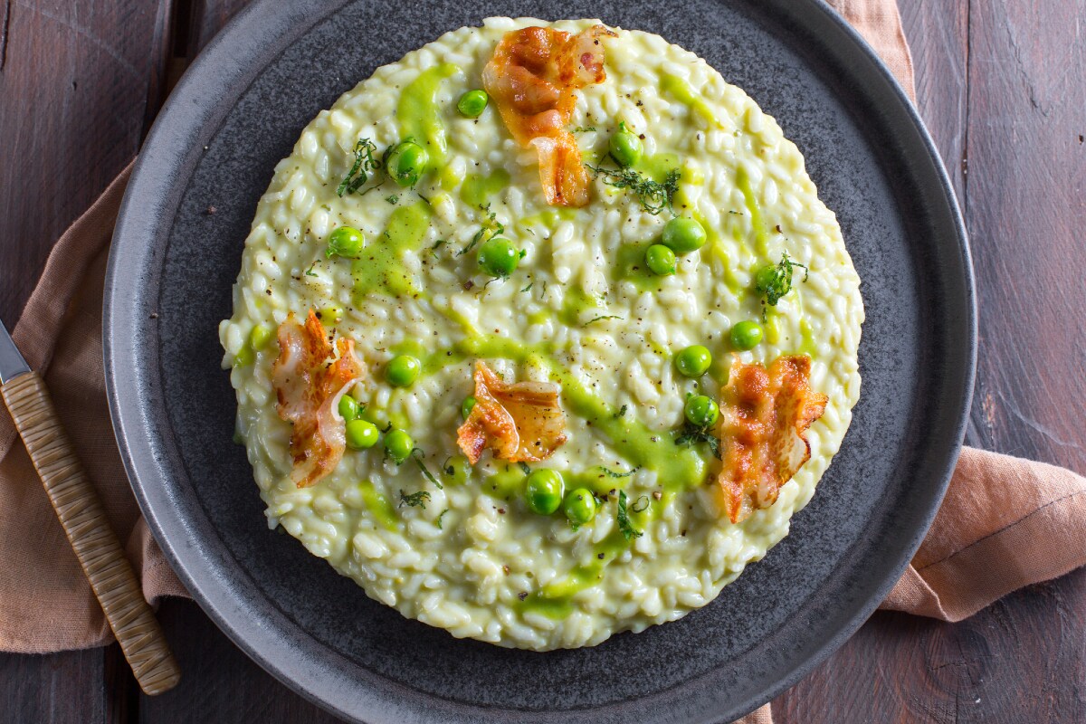 Risotto con crema de guisantes y guanciale