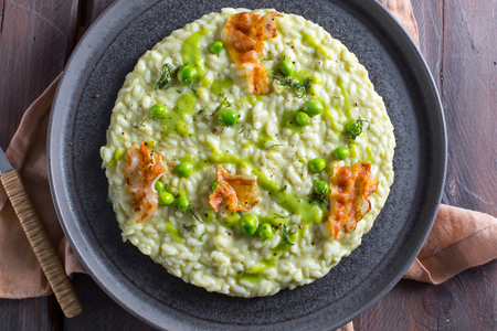 Risotto con crema de guisantes y guanciale