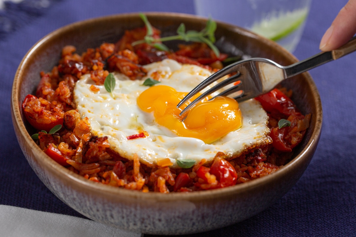 Arroz picante con huevo frito