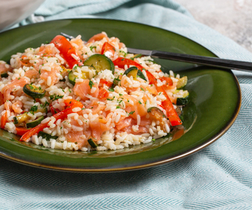 Ensalada de arroz con salmón y verduras