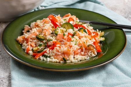 Ensalada de arroz con salmón y verduras