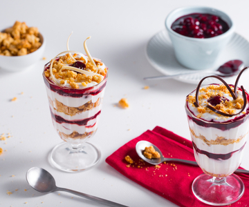 Mousse de yogur con gelée de guindas y crumble