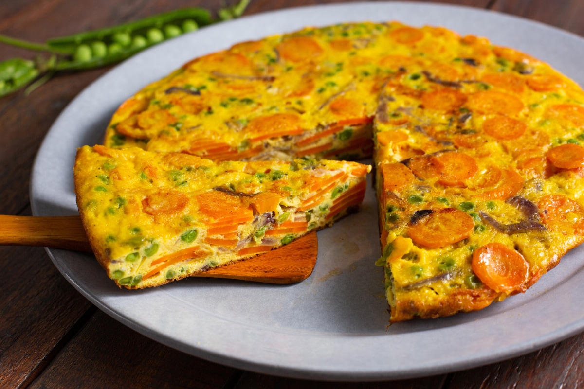 Tortilla de guisantes y zanahorias