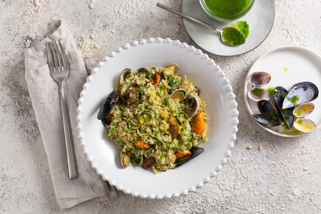 Ensalada de arroz con pesto de perejil y mariscos