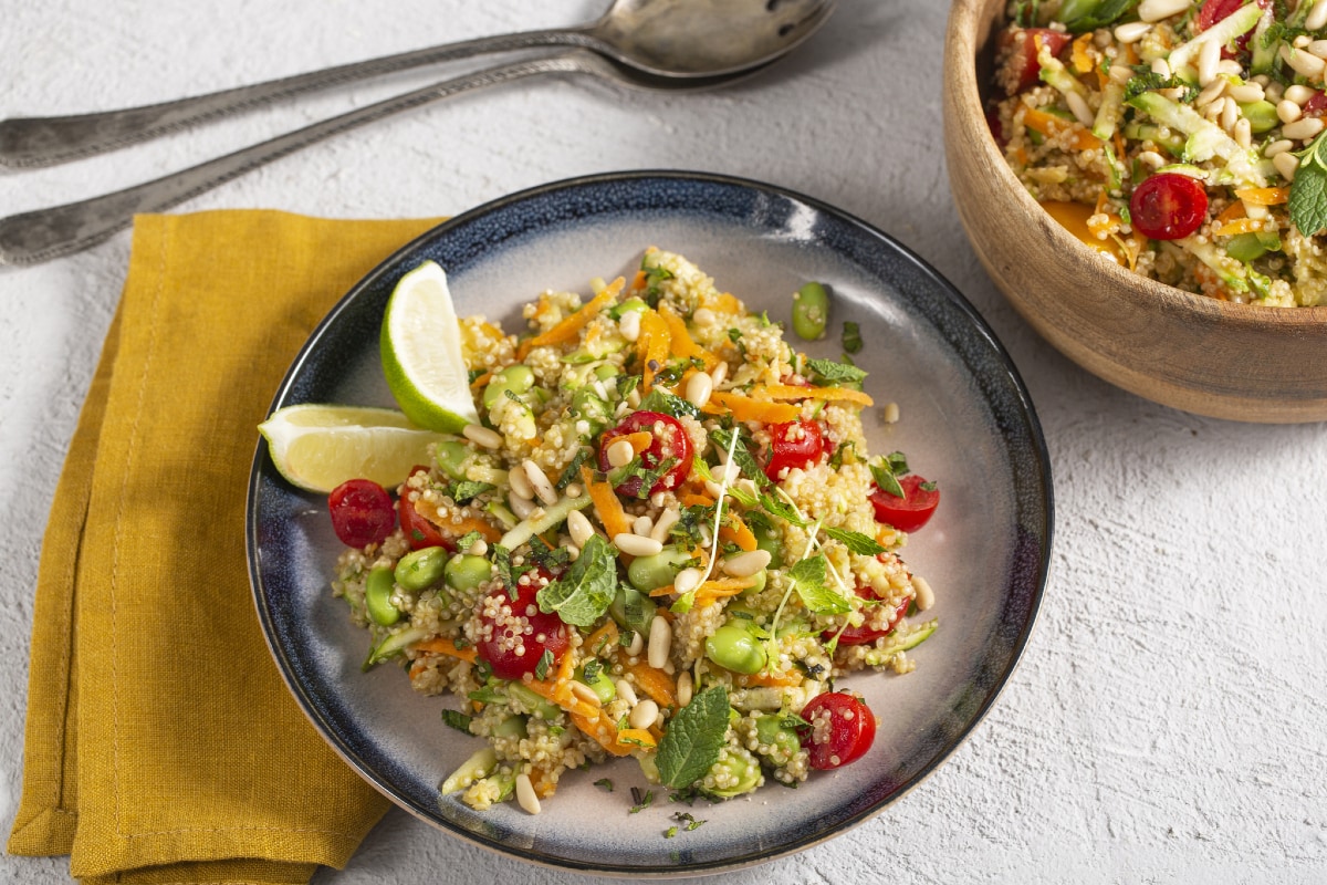 Ensalada de quinoa con edamame y verduras