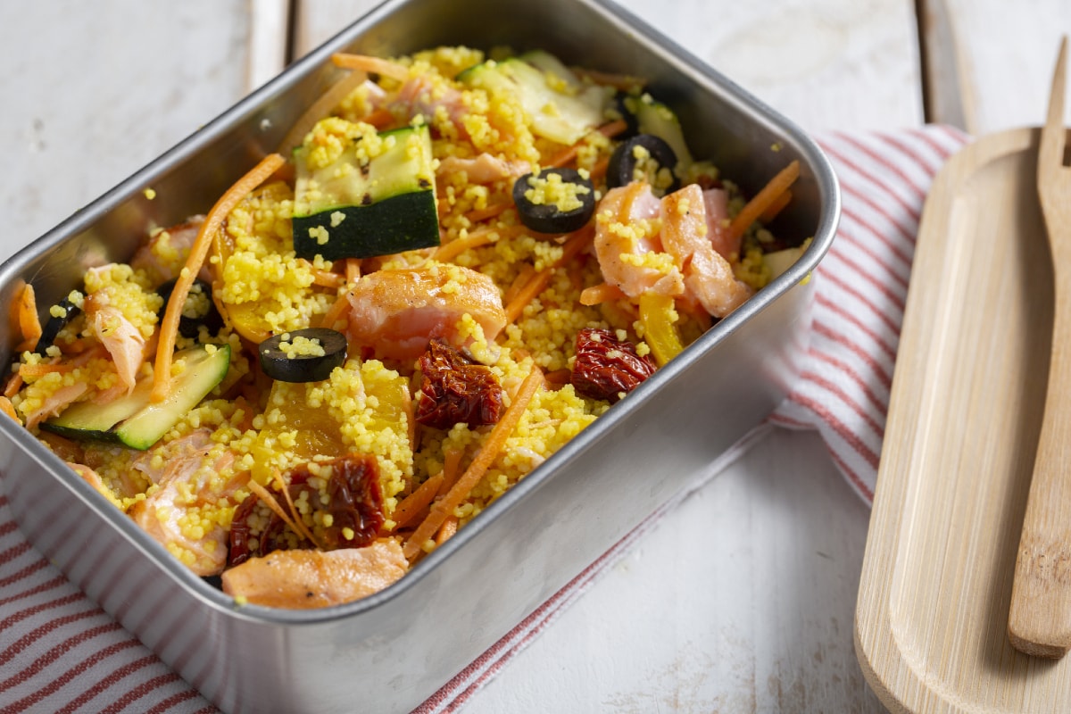 Fiambrera con cuscús y salmón