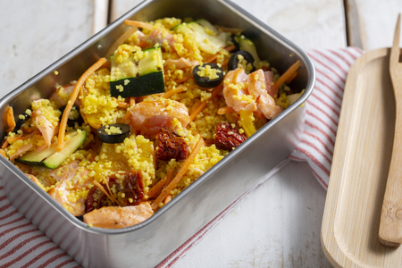 Fiambrera con cuscús y salmón